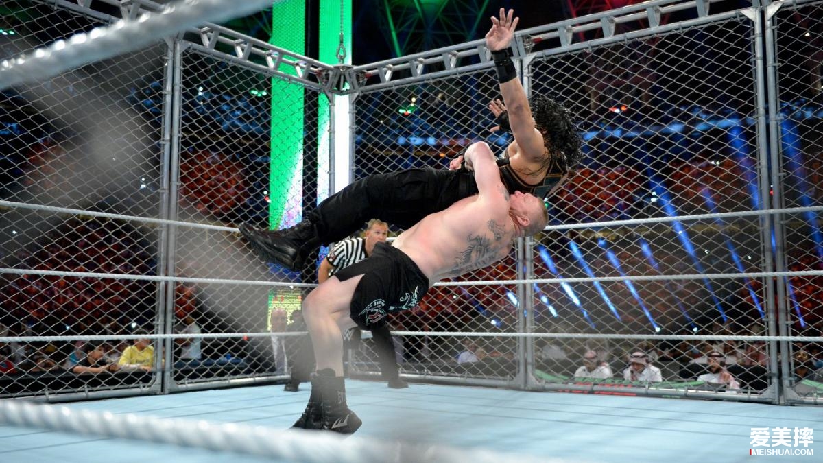 WWE超级巨星“罗曼雷恩斯”VS“布洛克莱斯纳”生死对决照片