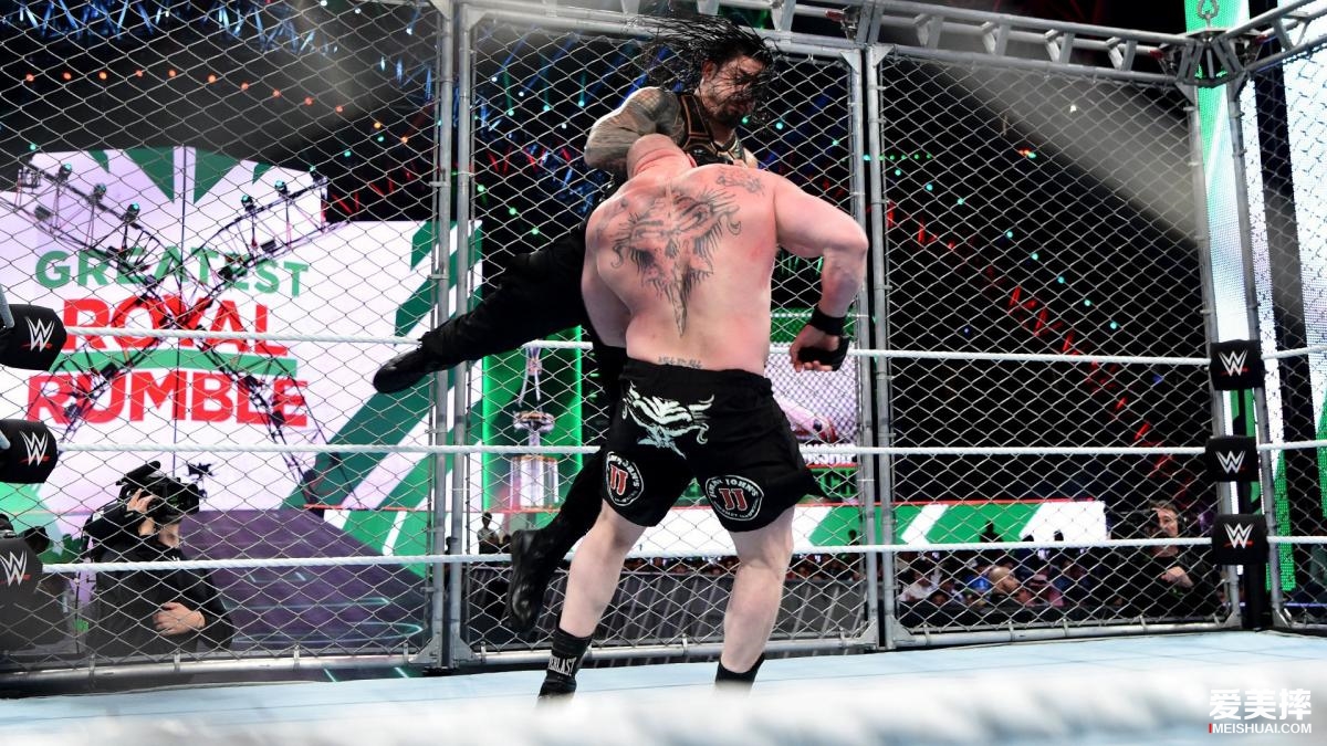 WWE超级巨星“罗曼雷恩斯”VS“布洛克莱斯纳”生死对决照片