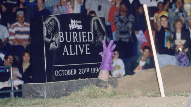 被“吊死”后复活、被活埋后爬出，WWE五大“死而复生”的巨星
