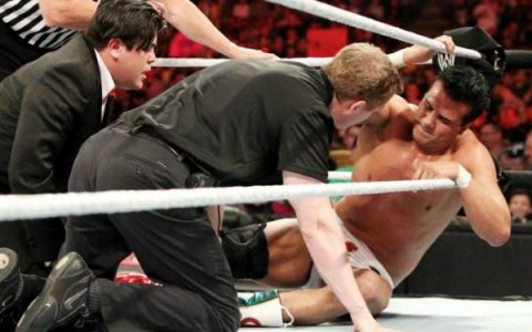 盘点WWE因摔迷不满而强行转反的五大巨星，巨石强森都赫然在列！