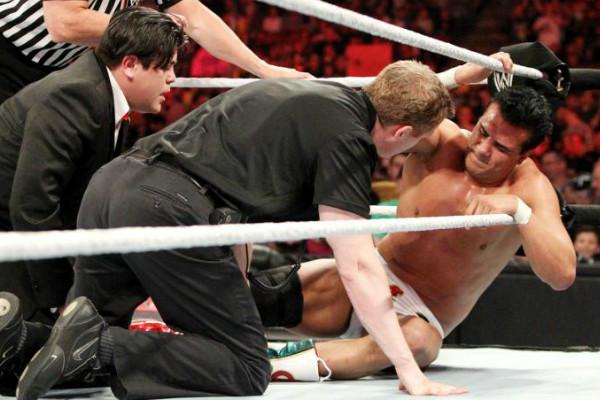 盘点WWE因摔迷不满而强行转反的五大巨星，巨石强森都赫然在列！
