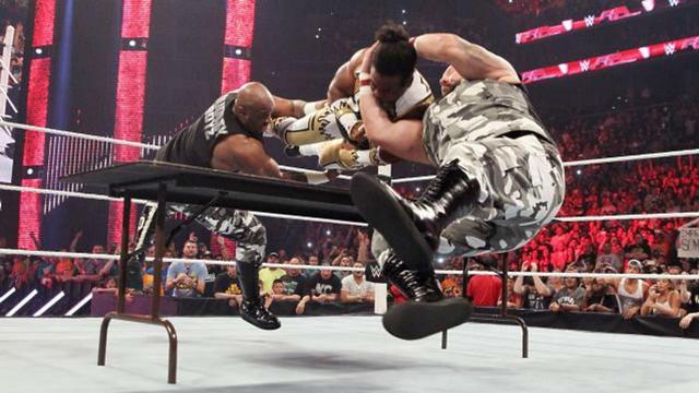 被铁锤砸头、铁椅爆头后还能安然无恙？WWE擂台武器秘密大揭秘