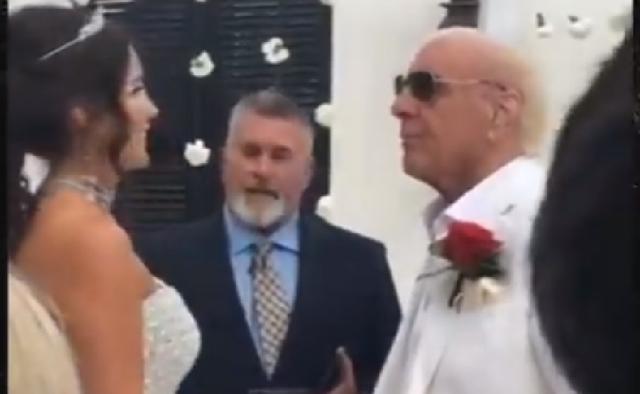 69岁摔角巨星自称邂逅过一万名美女，今天迎来第5次婚姻！
