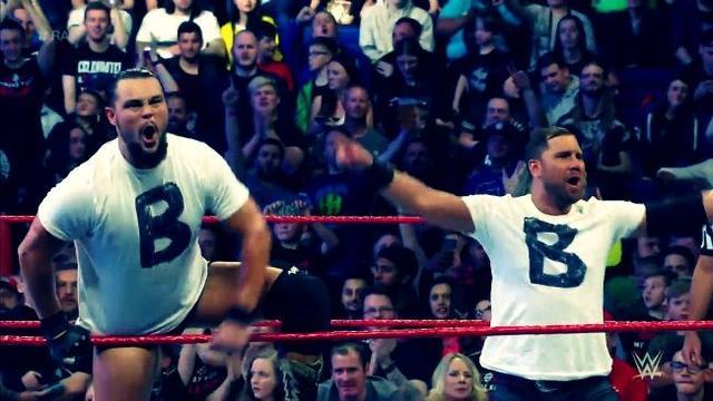 WWE罗林斯伤情触目惊心，黑羊称好戏还在后头，谁可帮圣盾一战？