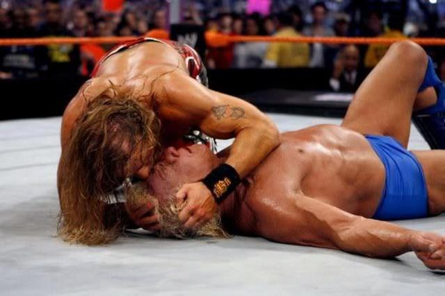 高傲送葬者竟在擂台上向他单膝下跪！盘点WWE感人至深的五个场景