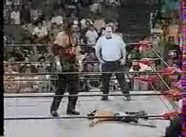 WWE的神秘人雷尔曾多次被人摘下面具！其中一次导致他离开公司