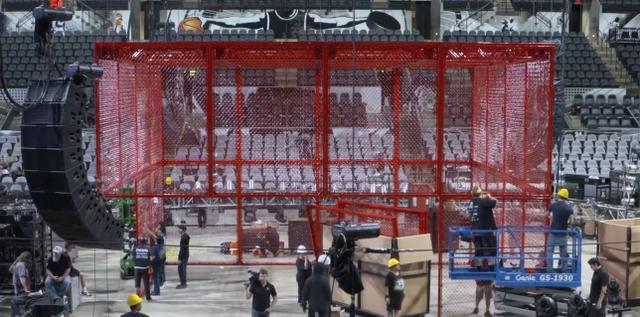 WWE明天大赛将有历史性重大变革！红色钢铁牢笼首现赛场！