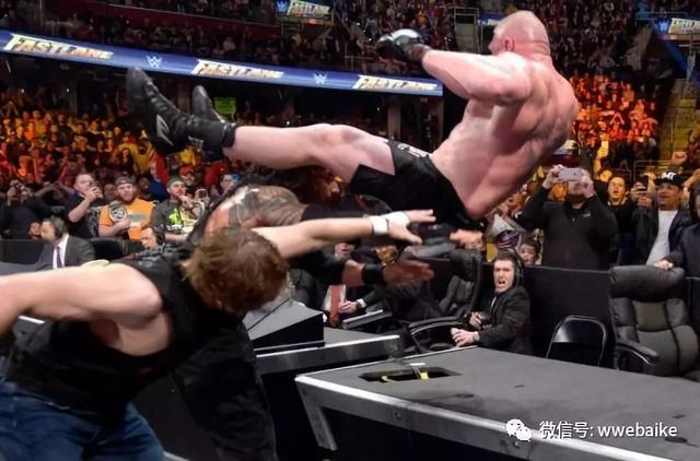 圣盾暴打过多少WWE巨星？送葬者被砸穿解说席，巨石强森也遭了殃