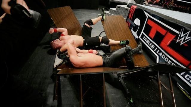 在WWE中被铁锤爆头为何没事？看看HHH握铁锤的手你就知道了