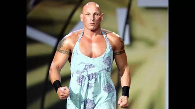 WWE最无聊的擂台形象有多奇葩？曾有肌肉男穿着女式睡衣打比赛