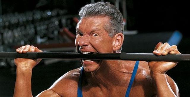 儿子想穿耳洞，就被他拿刀相逼，WWE富翁老板鲜为人知的荒唐事儿