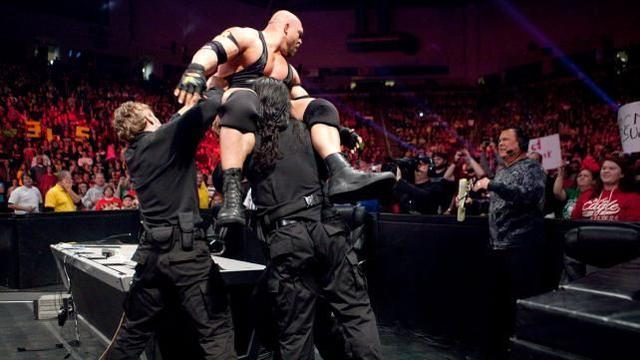 盘点WWE最强组合“圣盾”的5大经典镜头：巨石强森被打吐血