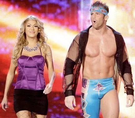 WWE最无聊的擂台形象有多奇葩？曾有肌肉男穿着女式睡衣打比赛