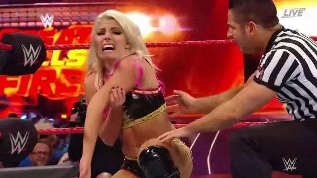 WWE中骗过了所有观众的受伤剧情！胳膊骨折也能“演”出来