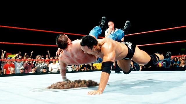 巨石强森把人摔到屎上，高柏一天排便20次，WWE极致重口小故事