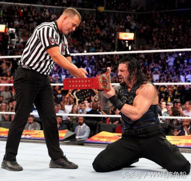 WWE环球冠军终换人，罗曼雷恩斯击败大布夺冠称王