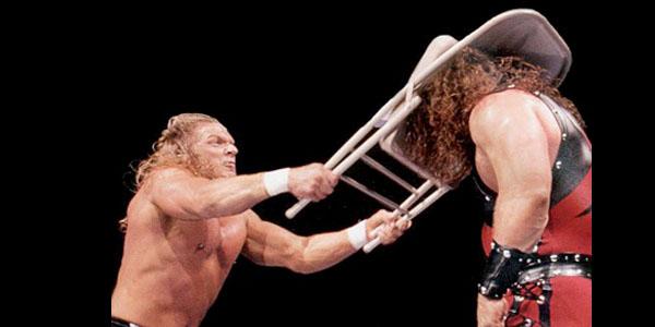 WWE被和谐过的道具椅子！曾爆头艾迪格雷罗，如今只能打四肢
