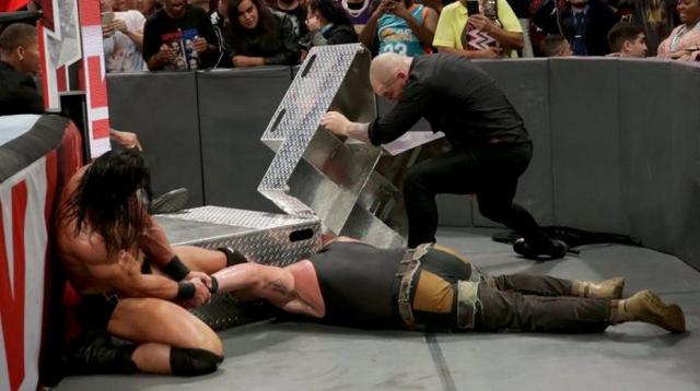 WWE被和谐过的道具椅子！曾爆头艾迪格雷罗，如今只能打四肢