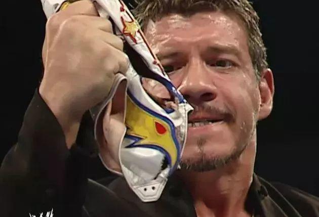 WWE历史上成功拿下神秘人雷尔面具的人，最严重的一次不摘面具就被开除。