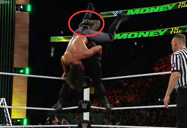 生死只差毫厘间！盘点在在擂台上拯救对手致命级失误的WWE选手