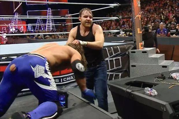 WWE比赛中有哪些出乎意料的意外发生？盖尔金自己淘汰了自己