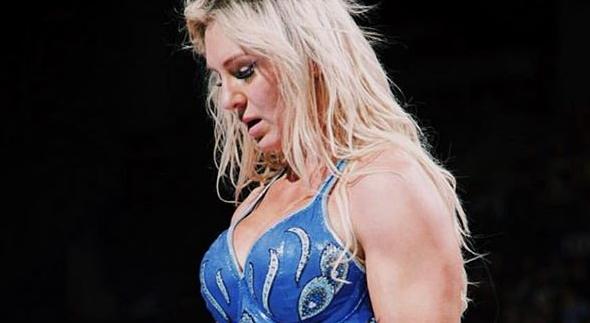 她是WWE的“女皇”霸气十足，却因假体破裂差点导致硅胶中毒