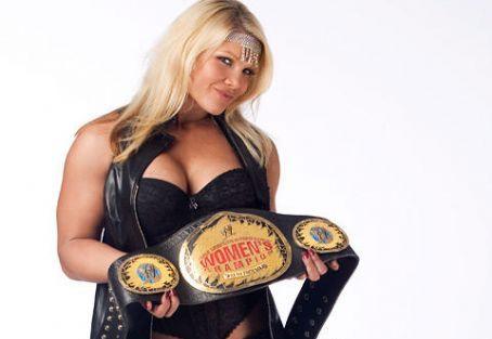 这位女选手曾在WWE击败过巨人卡里！身材壮硕却追求者众多