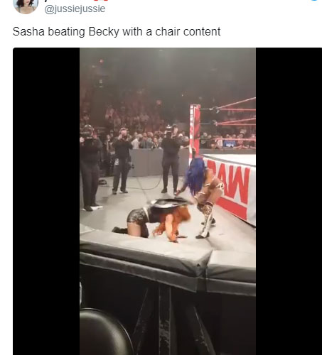 WWE莎夏班克斯回归袭击贝基林奇误伤其头部