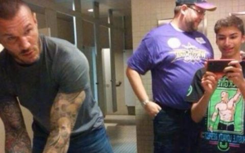 WWE明星透露成名的烦恼,有人竟在厕所被偷拍