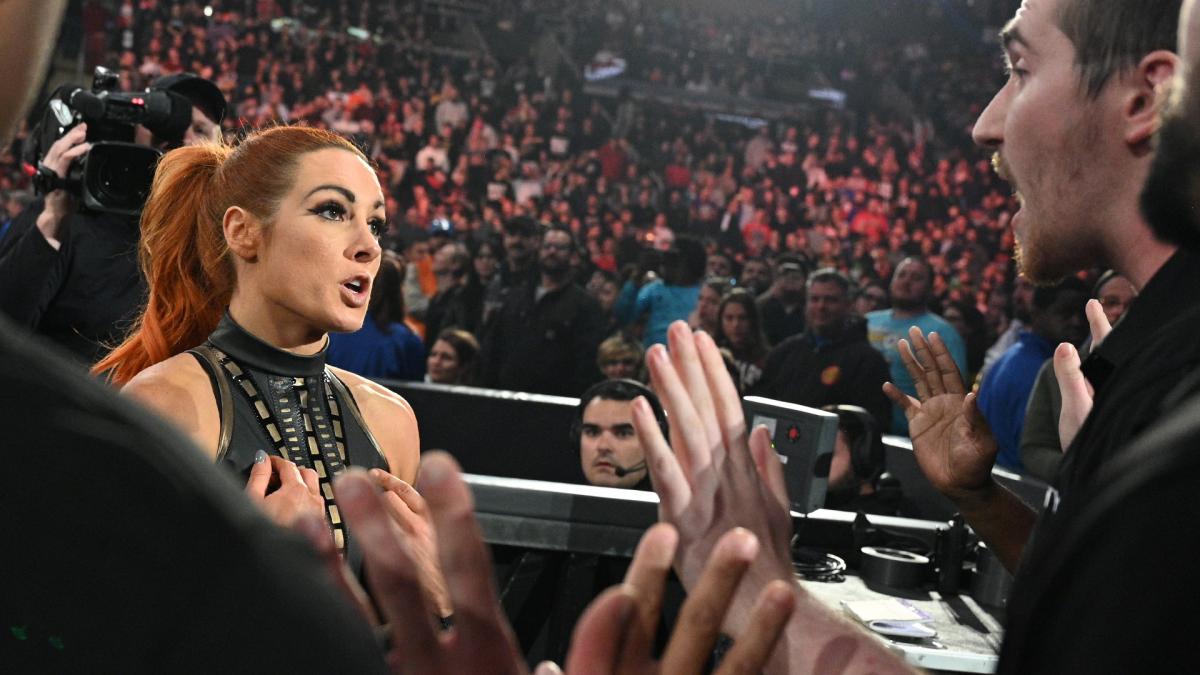 贝基·林奇（Becky Lynch）和夏洛特·弗莱尔（Charlotte Flair）对IIconics：照片 _ WWE