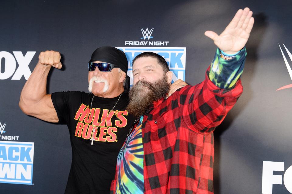 绿巨人霍根（Holk Hogan）和米克佛利（Mick Foley）参加WWE 20周年纪念