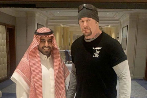 WWE超级巨星 送葬者 在沙特阿拉伯和沙特王子合影