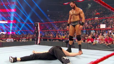 WWE RAW德鲁麦金泰尔砍刀脚袭击布洛克莱斯纳