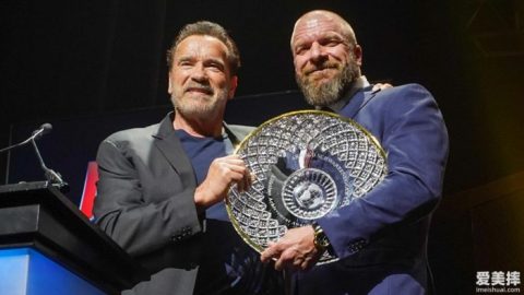 阿诺·施瓦辛格授予WWE Triple H终身成就奖