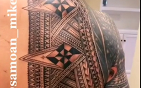 WWE超级巨星罗曼·雷恩斯分享自己的新纹身