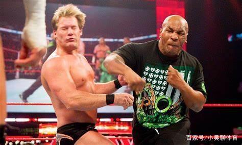 WWE冠军被KO要求泰森道歉！拳王撕衣露肌肉，又一次引发擂台大战