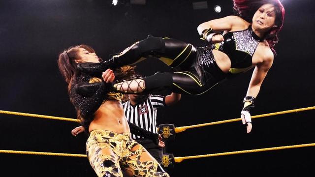 NXT新科女子冠军诞生，紫雷上演极限高飞，夏洛特拿出道具攻击