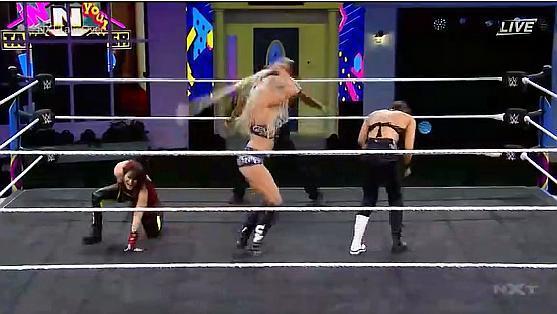 NXT新科女子冠军诞生，紫雷上演极限高飞，夏洛特拿出道具攻击