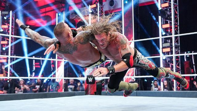 WWE爆裂震撼缔造史上最伟大对决，兰迪血溅赛场再展“住院脚”！