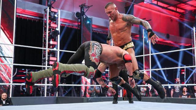 WWE爆裂震撼缔造史上最伟大对决，兰迪血溅赛场再展“住院脚”！
