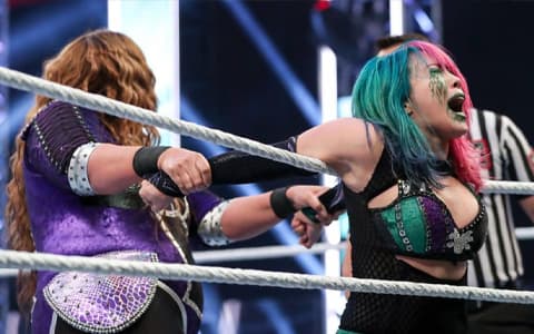 WWE爆裂震撼大赛,RAW女子冠军比赛被取消资格，原来又是他搞的鬼！