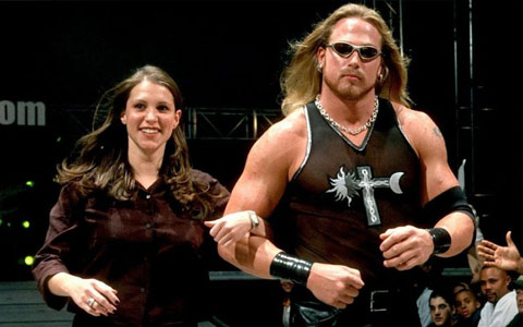 女追男隔层纱！WWE那些被女选手求婚的超级巨星