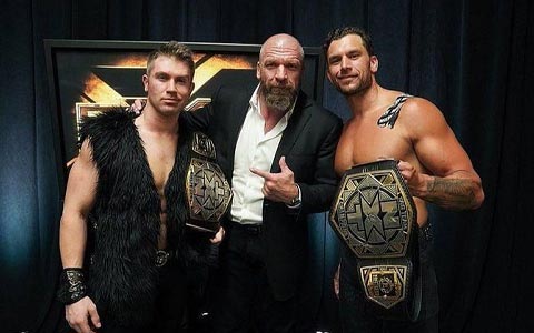 WWE回流中最成功的选手!自拍哥与放荡哥终于获得NXT双打冠军!
