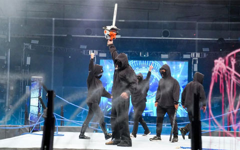 WWE节目拍摄闹出乌龙！被暴动团队破坏的擂台一会居然焕然一新