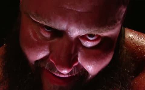 人间怪兽重回WWE擂台，所做的第一件事竟然是攻击小魔女？