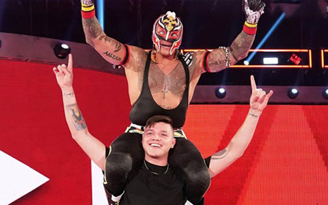 最新消息：两位超级巨星已经和WWE续约，最长5年