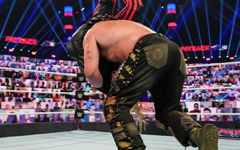 WWE新王登基！罗曼赢得了他梦寐以求的环球冠军，反派之路也正式开始
