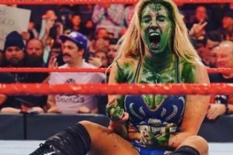 女子冠军明日华迎来39岁生日！WWE选手集体恶搞发被绿雾喷脸图以示祝福