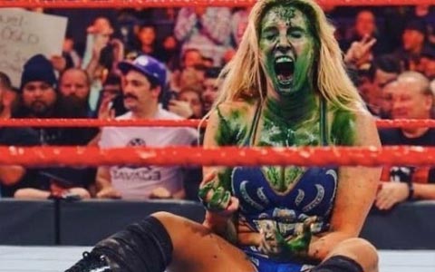 女子冠军明日华迎来39岁生日！WWE选手集体恶搞发被绿雾喷脸图以示祝福
