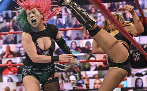 WWE女子冠军赛闹出乌龙！选手受伤裁判播报员解说员配合度为0